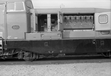 849632 Afbeelding van geopende motorhuif van de diesel-electrische locomotief nr. 2801 van de N.S. op het emplacement ...